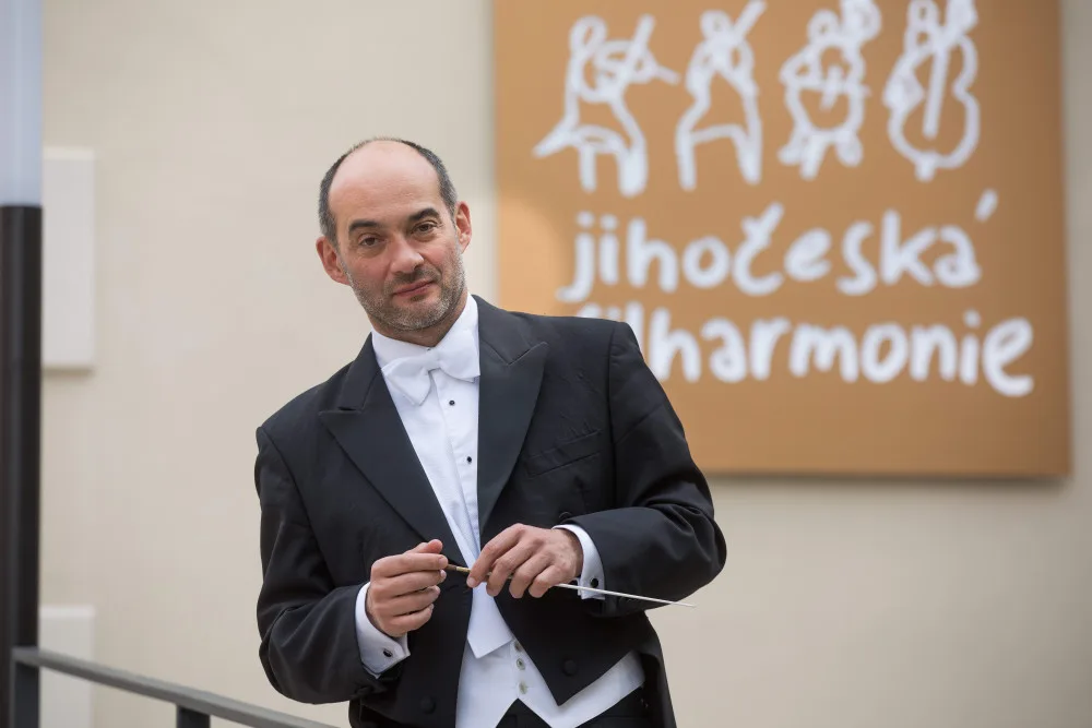 V romantickém prostředí zámku Kratochvíle se v sobotu 1. září od 20:30 hodin o nezapomenutelný zážitek postará Jihočeská filharmonie se šéfdirigentem Janem Talichem.