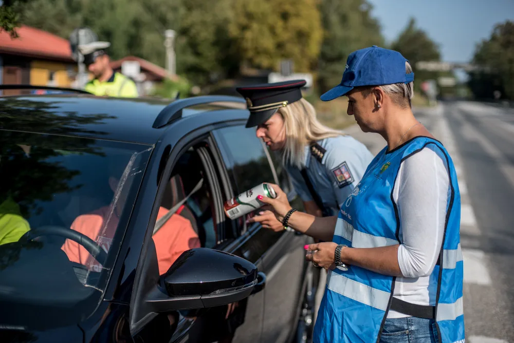 Policisté střízlivým řidičům rozdávali nealko pivo.