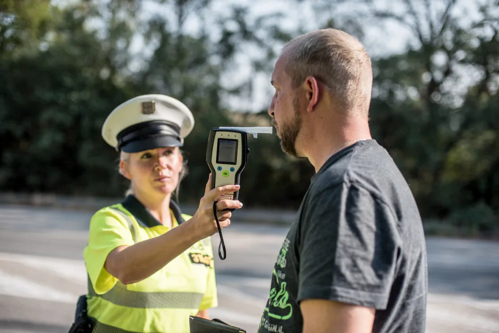Policisté střízlivým řidičům rozdávali nealko pivo.