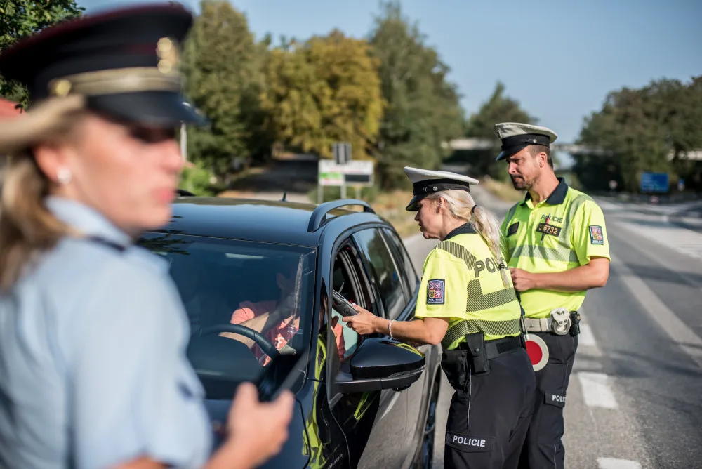 Policisté střízlivým řidičům rozdávali nealko pivo.