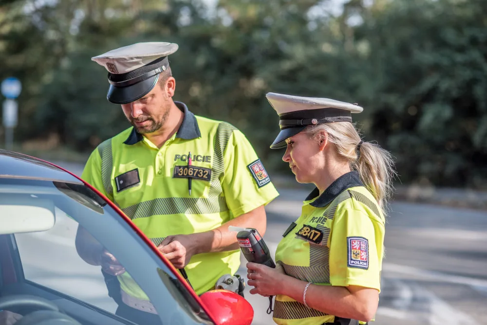 Policisté střízlivým řidičům rozdávali nealko pivo.