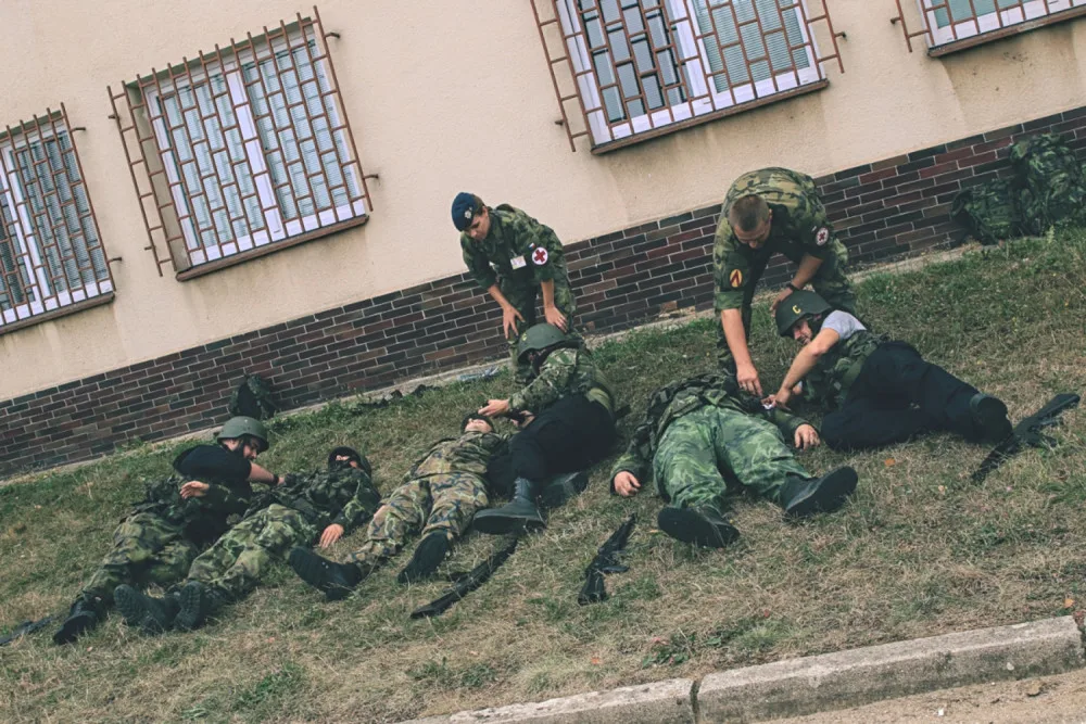 Procvičovali aplikaci turniketu, který slouží k zastavění masivního končetinového krvácení.