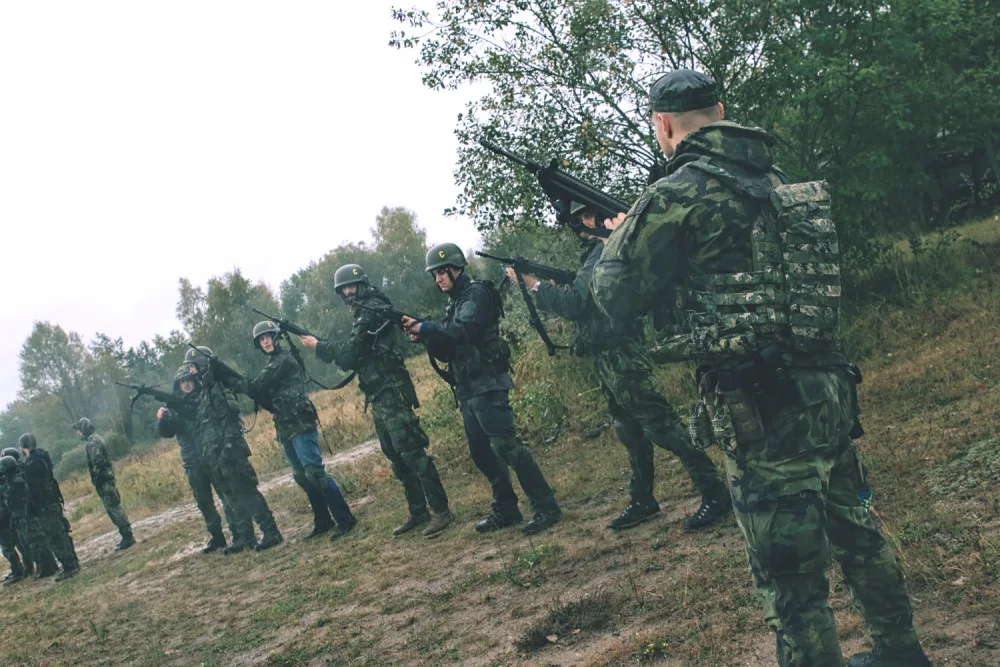 Učili se, jak manipulovat s útočnou puškou CZ 805 BREN.