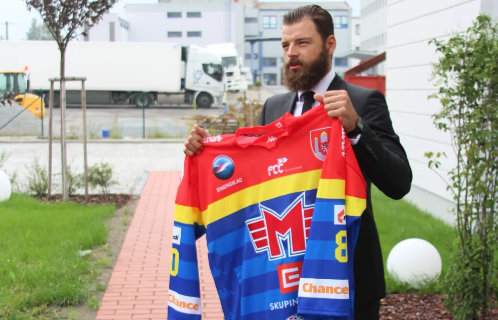Zdeněk Kutlák představuje nový dres pro sezonu 2018/2019