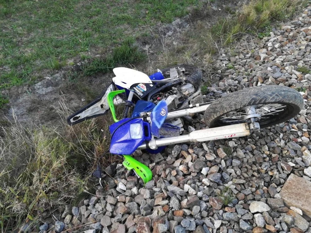 Střet s vlakem na železničním přejezdu u Kloužovic na Táborsku motorkář nepřežil.