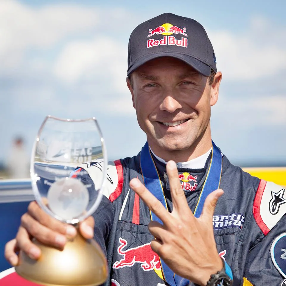 Český akrobatický pilot Martin Šonka získal potřetí za sebou titul mistra Evropy v disciplíně freestyle.