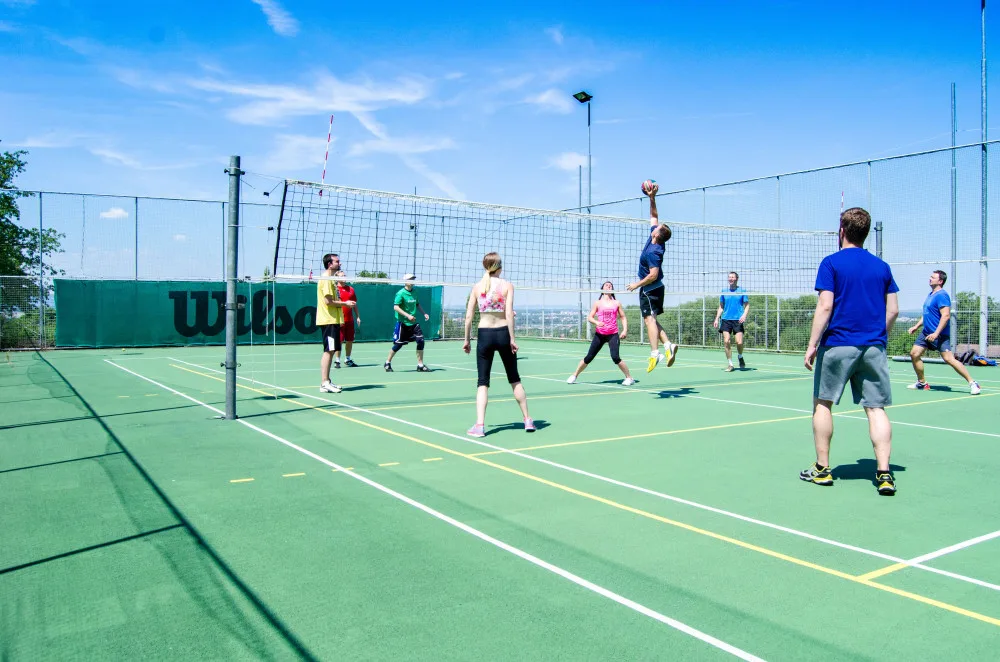Sportovní den na VŠTE se zatím konal na pronajatých sportovištích. Ten příští už může být na vlastním víceúčelovém hřišti.