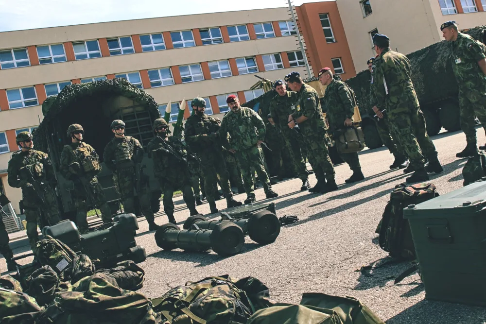 Generál Opata si prohlédl vybavení družstva, vyzbrojeného protiletadlovým raketovým kompletem RBS-70
