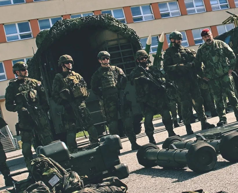 Generál Opata si prohlédl vybavení družstva, vyzbrojeného protiletadlovým raketovým kompletem RBS-70