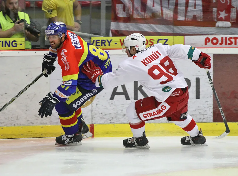René Vydarený brání kotouč před Davidem Kohútem