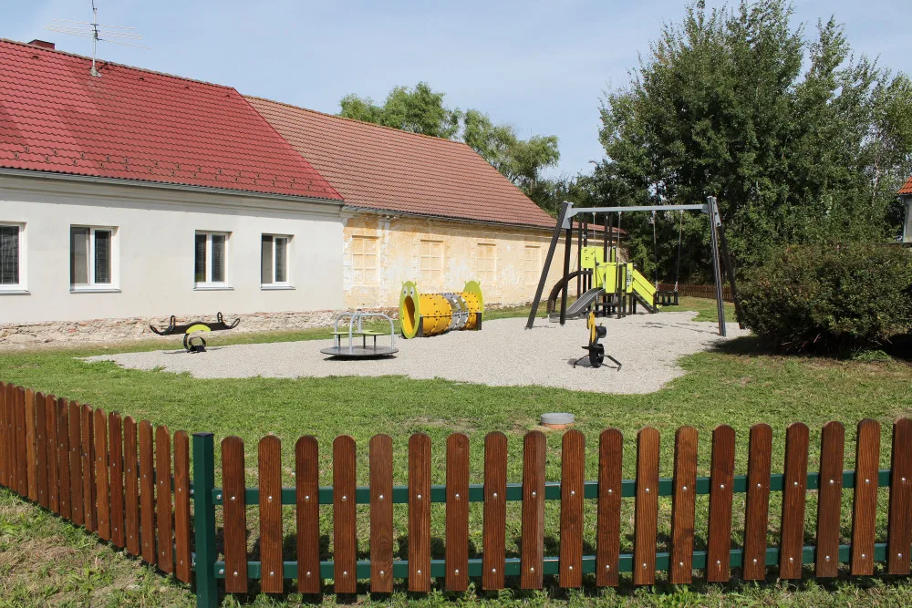 Nové dětské hřiště v Haklových Dvorech.