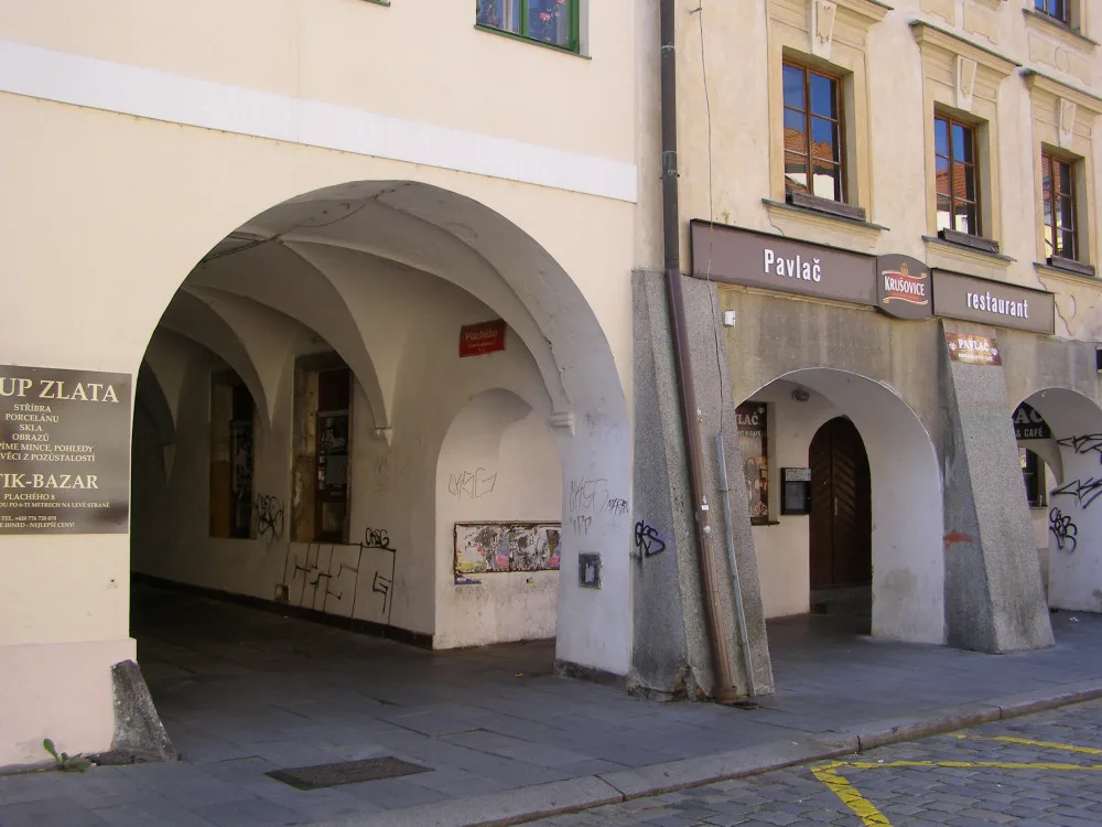 Vstup do Plachého uličky z ulice Hroznové, vpravo Pavlač, dříve Hromádků.