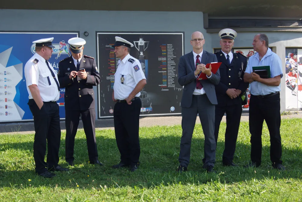 Dopravní policisté při soutěži o regulčíka roku řídili rušnou budějckou křižovatku.
