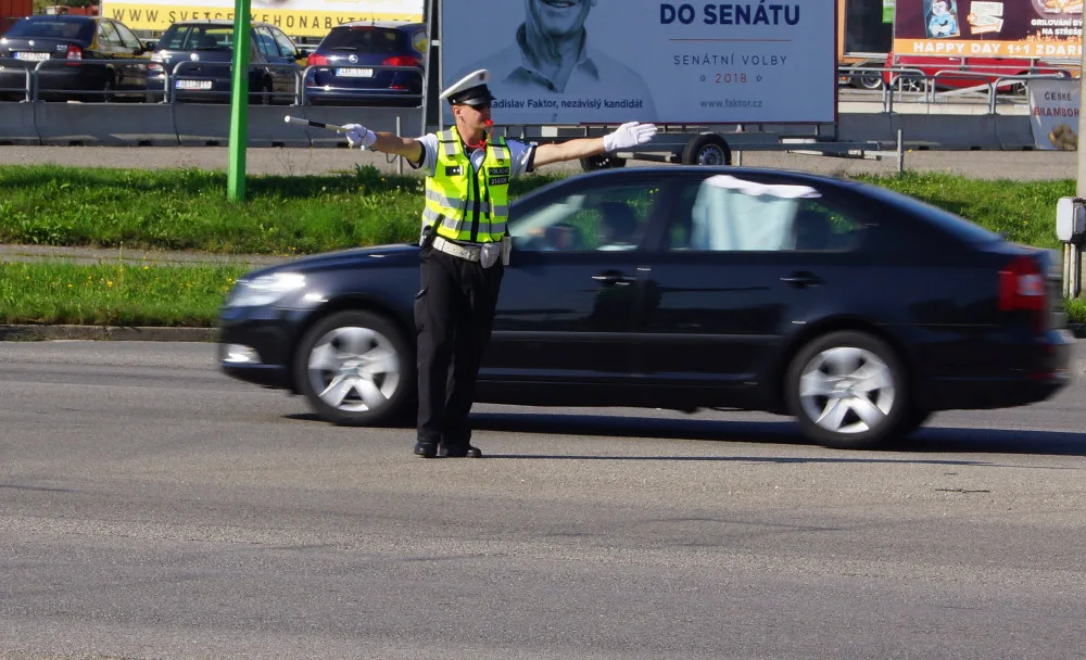 Dopravní policisté při soutěži o regulčíka roku řídili rušnou budějckou křižovatku.