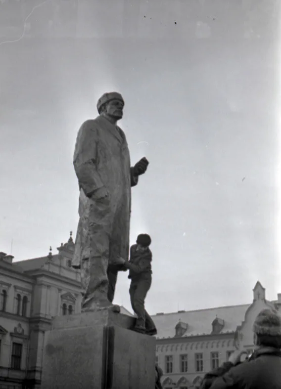 Po „sametové revoluci“ v roce 1989 se nad Vladimírem Iljičem začala stahovat mračna.