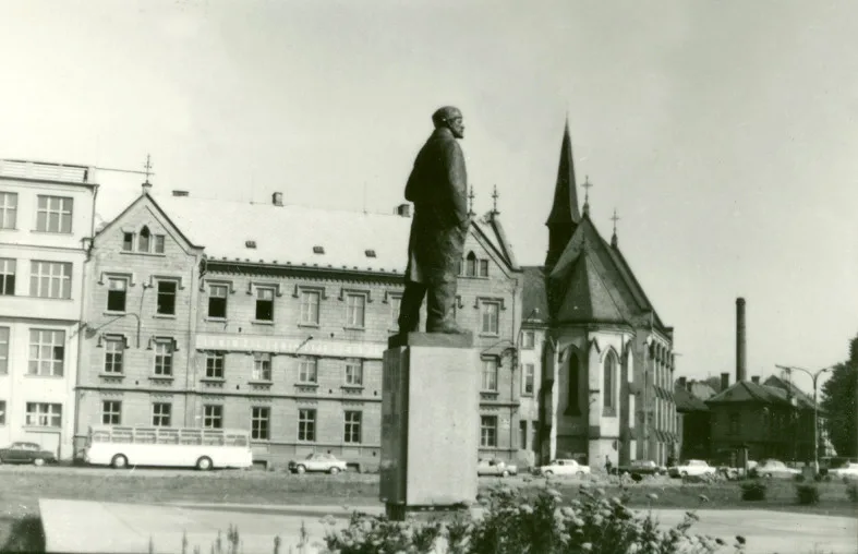Po „sametové revoluci“ v roce 1989 se nad Vladimírem Iljičem začala stahovat mračna.