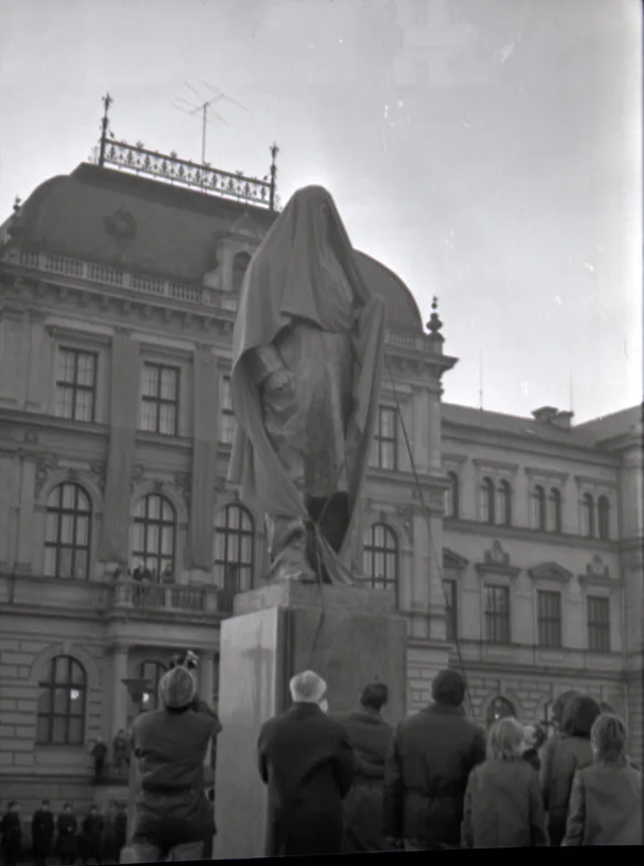 Po „sametové revoluci“ v roce 1989 se nad Vladimírem Iljičem začala stahovat mračna.