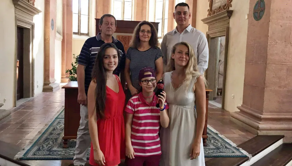 Jedenáctiletá Andrianka se starostou Jindřichova Hradce Stanislavem Mrvkou, svou poručnicí Martinou Richterovou a trojicí mladých lidí, kteří pro ni pořádají charitativní koncert - Tomášem Šnorkem, Nikolou Votrubovou a Eliškou Mrázovou.