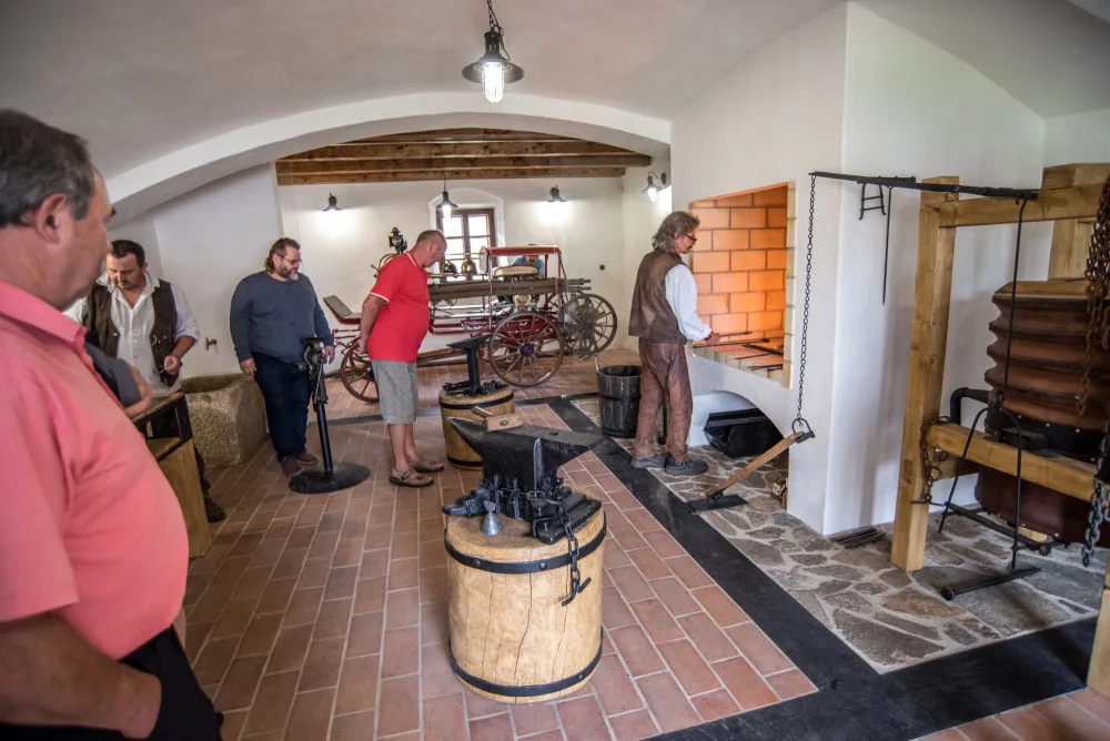 Obnovenou historickou kovárnu představily Holašovice u příležitosti dvacátého výročí zapsání obce na seznam památek Unesco.