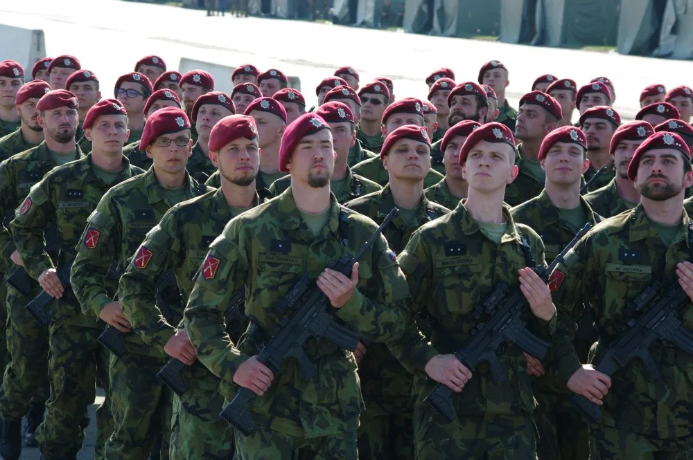 Příslušníci 4. brigády rychlého nasazení při nácviku slavnostní přehlídky.