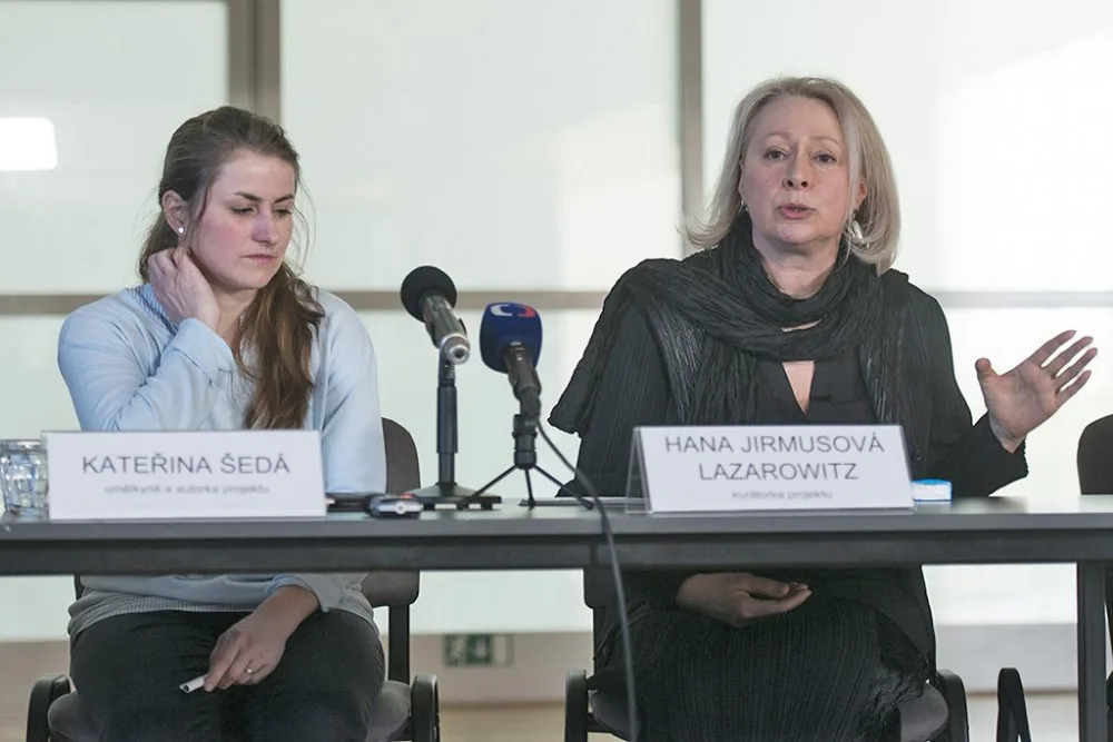 Kvůli projektu  UNES-CO v Českém Krumlově dostávala Kateřina Šedá (vlevo) vzkazy, že patří do plynu.