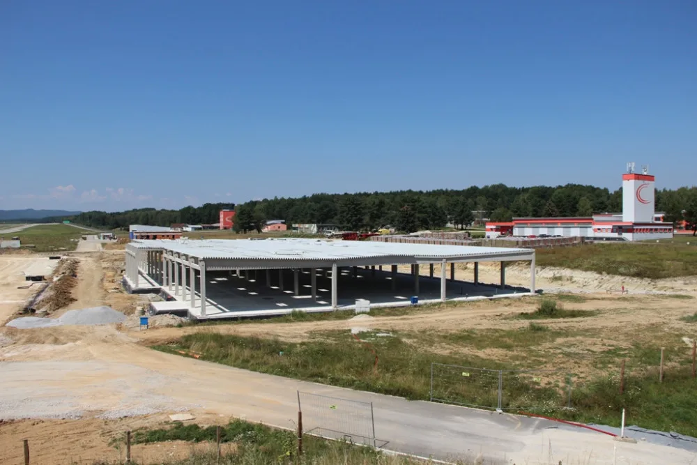 Během poslední modernizační etapy byla již téměř dokončena hrubá stavba budovy pro techniky a nový terminál již začíná dostávat svoji podobu.