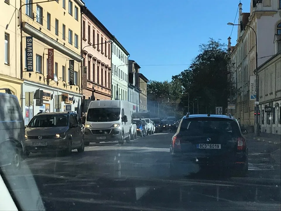 Na Dlouhé louce se srazila sanitka s osobákem. Nehoda komplikuje dopravu