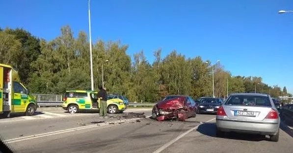 Na Dlouhé louce se srazila sanitka s osobákem. Nehoda komplikuje dopravu