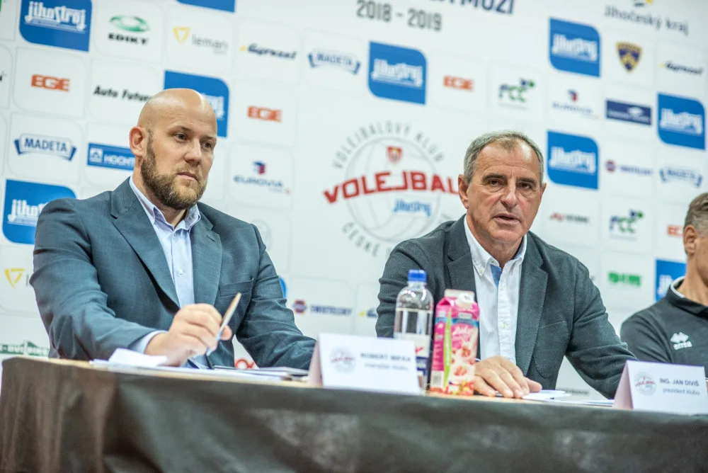 Vedení volejbalového klubu VK Jihostroj České Budějovice uspořádalo tradiční předsezonní tiskovou konferenci a odtajnilo cíle pro extraligovou sezonu. Zleva na snímku jsou Robert Mifka a Jan Diviš.