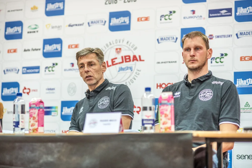 Vedení volejbalového klubu VK Jihostroj České Budějovice uspořádalo tradiční předsezonní tiskovou konferenci a odtajnilo cíle pro extraligovou sezonu. Vlavo je trenér René Dvořák a kapitán Radek Mach.