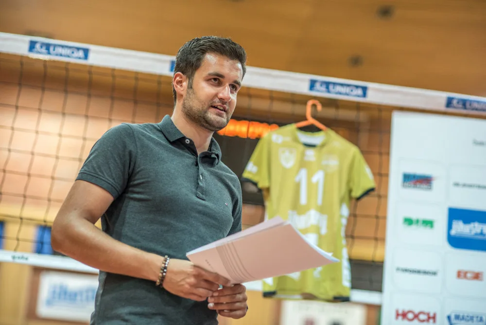 Vedení volejbalového klubu VK Jihostroj České Budějovice uspořádalo tradiční předsezonní tiskovou konferenci a odtajnilo cíle pro extraligovou sezonu. Na snímku je modoerátou Milan Džuba.