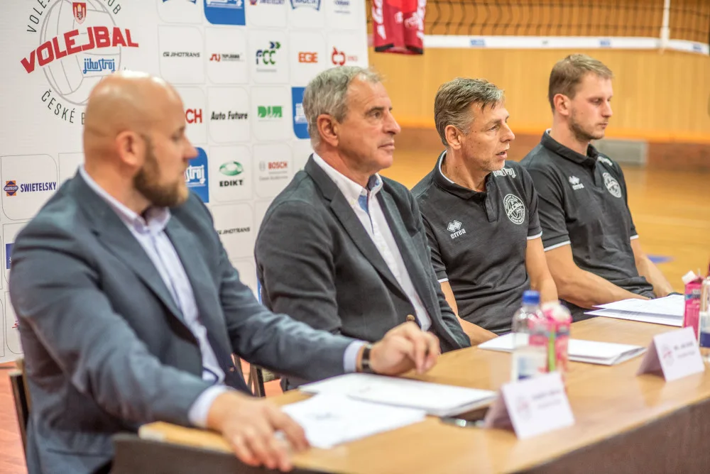 Vedení volejbalového klubu VK Jihostroj České Budějovice uspořádalo tradiční předsezonní tiskovou konferenci a odtajnilo cíle pro extraligovou sezonu. Zleva sedí: Robert Mifka, Jan Diviš, René Dvořák a kapitán Radek Mach.