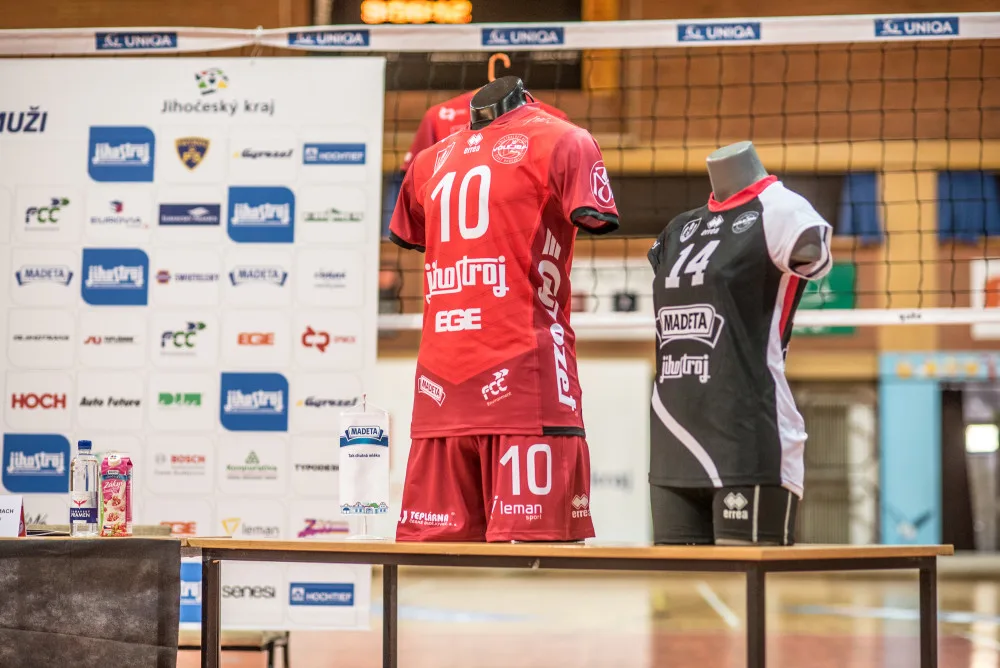 Vedení volejbalového klubu VK Jihostroj České Budějovice uspořádalo tradiční předsezonní tiskovou konferenci a odtajnilo cíle pro extraligovou sezonu. Představilo i dresy.