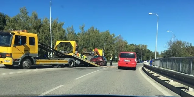 Na Dlouhé louce se srazila sanitka s osobákem. Nehoda komplikuje dopravu