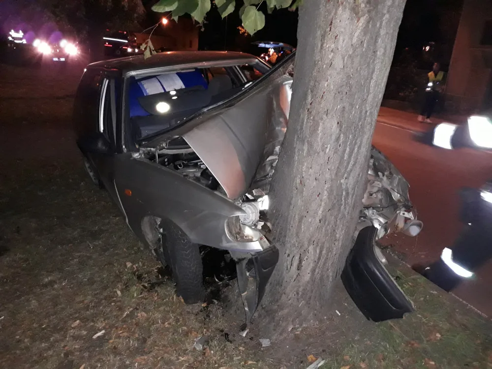 Dopravní nehoda ve Vodňanech, při které zemřel spolujezdec a řidič utrpěl středně těžké zranění.