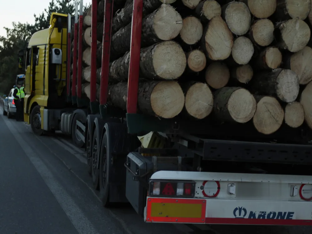 Řidič tahače s návěsem, který byl naložený, dřevem, nerespektoval dopravní značení a vjel na rozestavěný most a silnici a nadýchal 2,2 promile alkoholu.