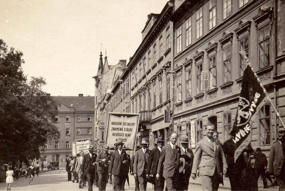 Třída Na sadech s průvodem kolem Besedy před rokem 1933.