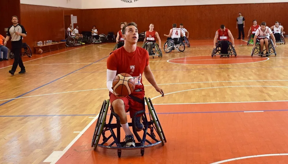 Basketbaloví Tigers na vozíku. Na snímku s míčem je Adam Šimonek.