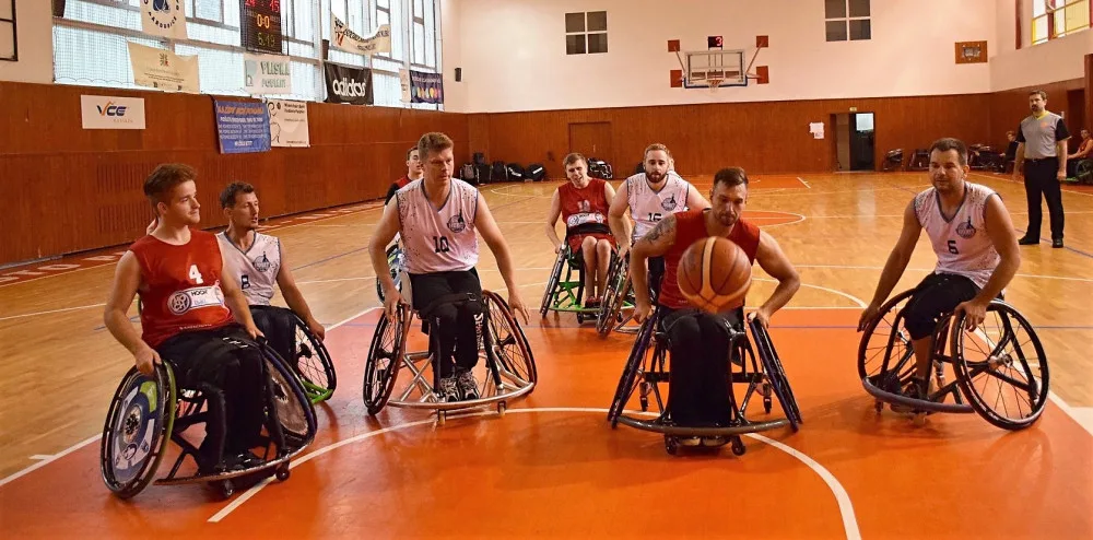 Basketbaloví Tigers na vozíku.