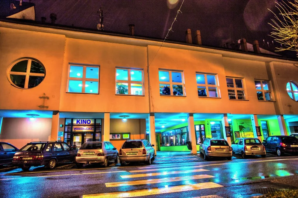 Středem kulturního dění v Hluboké nad Vltavou je Kulturní centrum Panorama, které své programy i zázemí pro různé zájmové spolky nabízí již od října 1995.