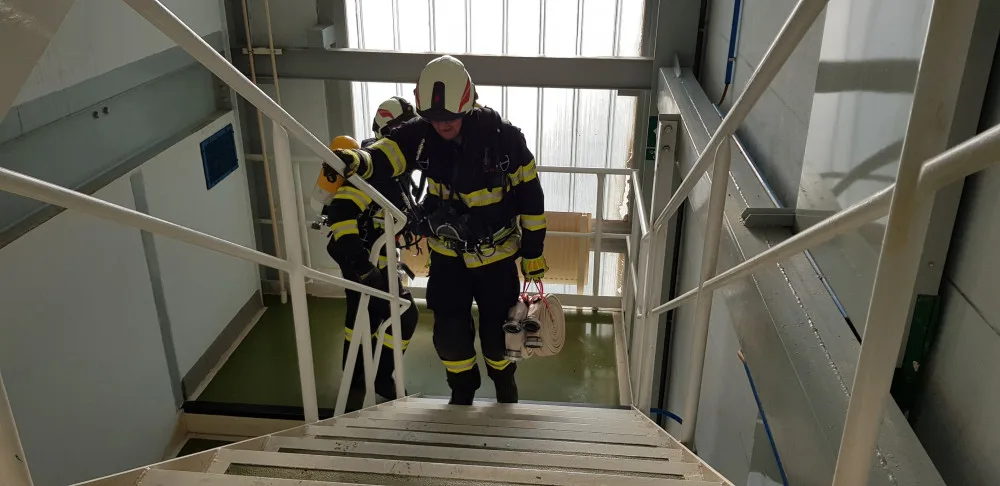 Temelínští hasiči musí i s patnáctikilovou výbavou zvládnout výběh do osmého patra do dvou minut