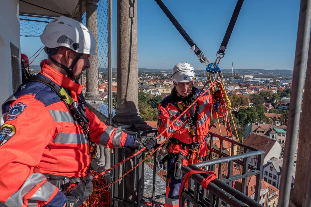 Záchranáři z věže transportovali zraněnou ležící osobu.
