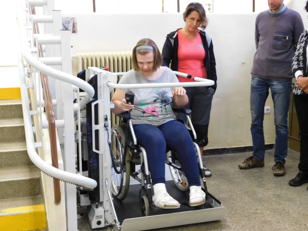 Katovická škola má novou bezbariérovou plošinu.