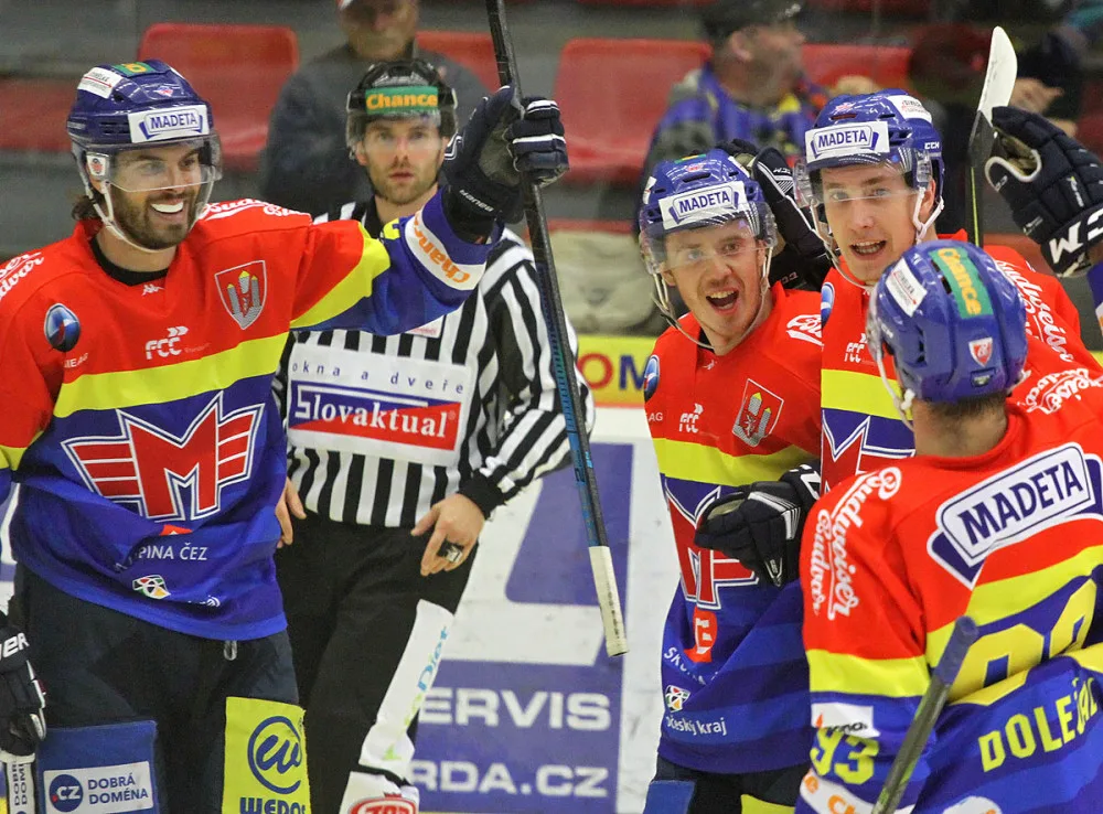 Do listiny střelců se zapsal také obránce Pavel Pýcha (třetí zprava)