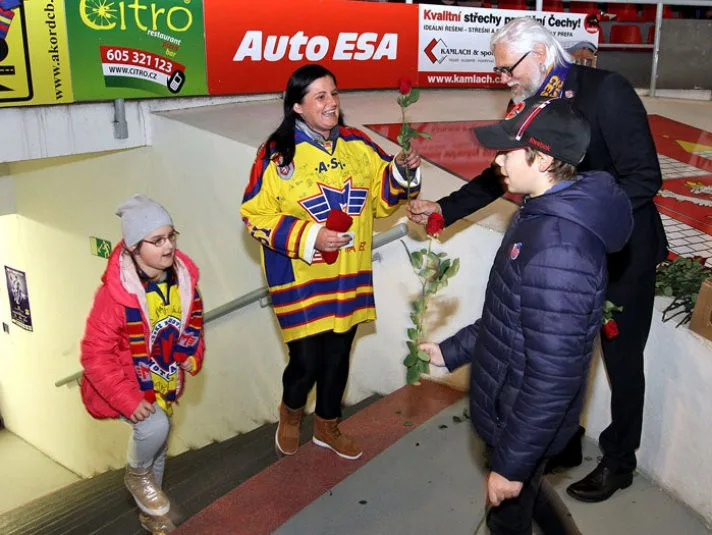 Fanynky Motoru dostanou dárek.