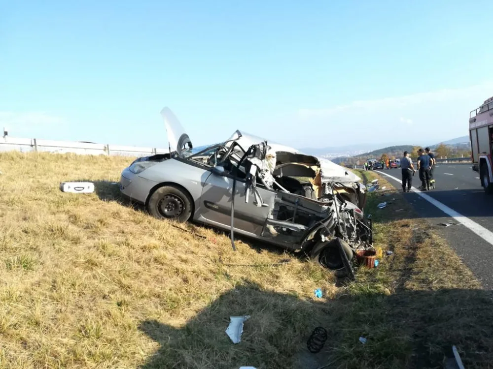 Za Pískem došlo k vážné dopravní nehodě. Silnice na Prahu je uzavřená