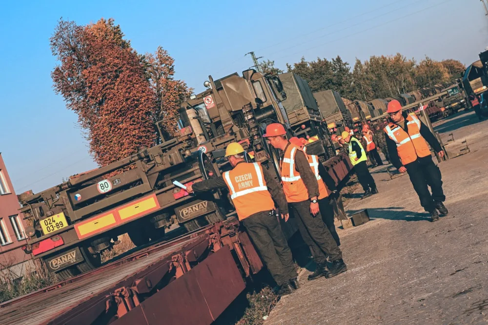 fotoo1Příprava techniky na strakonickém nádraží před železničním převozem.