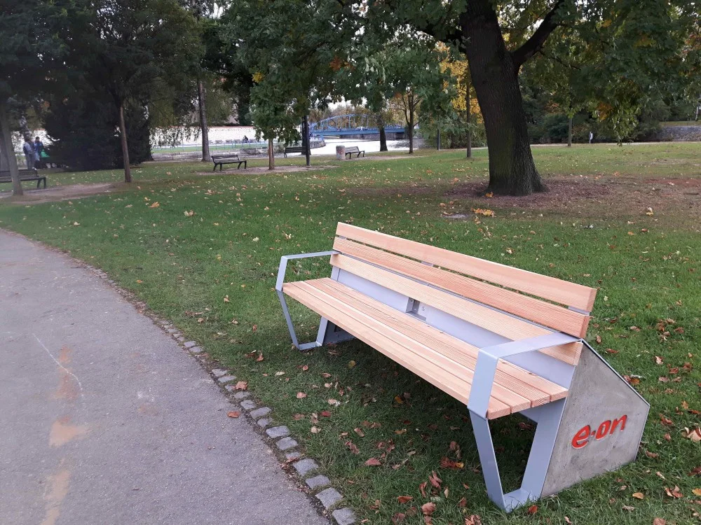 Vzteksi vybíjel na chytré lavičce. Dvacetiletý mladík  dostal za své chování pokutu
