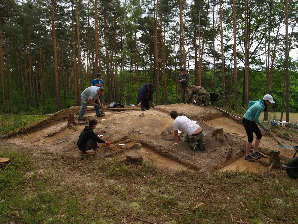 Archeologové z Jihočeského muzea objevili při průzkumu míst, kudy povede dálnice D3 u Starých Hodějovic ostatky domu z 12. století.  Zdroj: Facebook Jihočeské muzeum v Českých Budějovicích