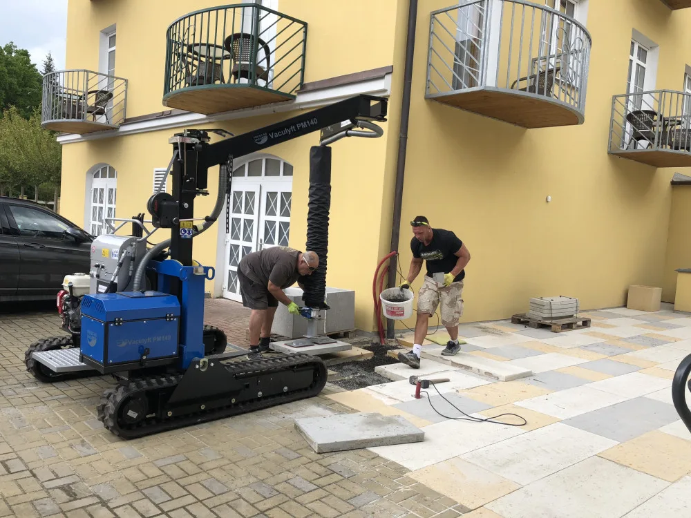 Se svými dnes již 85 zaměstnanci působí firma Tonstav-Service na českém trhu už od roku 1996.